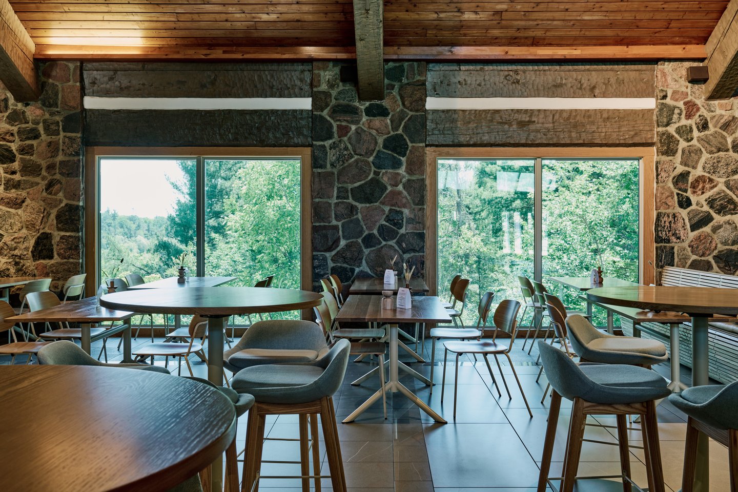 Image of the interior of a restaurant dining room decorated to feel like a cozy cabin